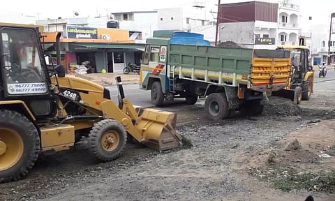 காங்கயம் - தாராபுரம் சாலையில் சாலை விரிவாக்க பணிகள் நடைபெறும் காட்சி. 