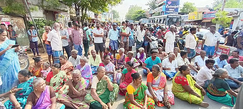 திருப்பரங்குன்றம் மெயின் ரோட்டில் மறியலில் ஈடுபட்ட பொதுமக்களை படத்தில் காணலாம்.