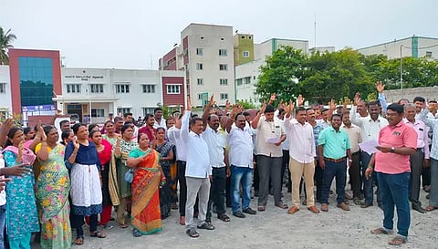 ஜாகீர் அம்மாபாளையம் பகுதியில் உள்ள ஆர்.டி.ஓ. அலுவலகம் முன்பு தமிழ்நாடு கிராம நிர்வாக அலுவலர்கள் சங்கத்தின் சார்பில் ஆர்ப்பாட்டம் செய்தனர்.