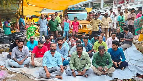 சேலம் பழைய பஸ் நிலையம் பகுதியில் உள்ள வணிக வளாகத்தில் செயல்பட்டு வரும் பூ மார்க்கெட்டை அகற்ற வலியுறுத்தி வணிக வளாக வியாபாரிகள் தர்ணா போராட்டத்தில் ஈடுபட்ட காட்சி.