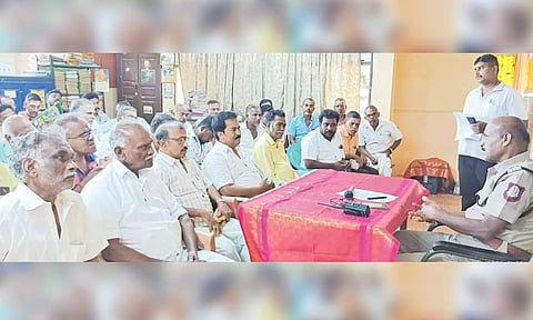 சீர்காழியில் பட்டாசு கடை உரிமையாளர்களுடனான ஆலோசனைக்கூட்டம் நடந்தது.
