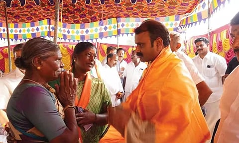 மத்திய மந்திரி எல்.முருகன் மக்களை சந்தித்து பேசிய காட்சி.