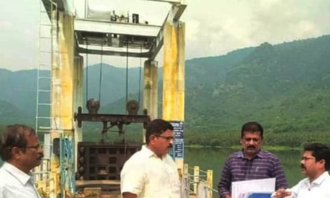 மருதாநதி அணைப்பகுதியை மதுரைமண்டல நீர் வளத்துறை தலைமை பொறியாளர் மற்றும் அதிகாரிகள் ஆய்வு செய்தனர்.