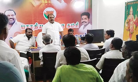 ஆலோசனை கூட்டத்தில் மாவட்ட தலைவர் சித்ராங்கதன் பேசிய காட்சி.அருகில் மாவட்ட பொதுச்செயலாளர் உமரி சத்தியசீலன் மற்றும் நிர்வாகிகள் உள்ளனர்.