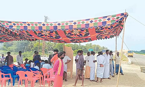 மறியல் போராட்டத்தில் ஈடுபட்ட கிராமமக்கள்.