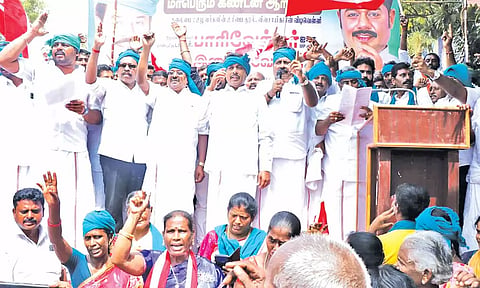 ஆர்ப்பாட்டத்தில் ஈடுபட்ட இந்திய ஜனநாயக கட்சியினர்.