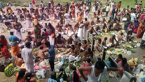 மகாளய அமாவாசையை முன்னிட்டு மோகனூர் காவிரி ஆற்றில் தங்களது முன்னோர்களுக்கு தர்ப்பணம் கொடுக்க குவிந்தவர்களை படத்தில் காணலாம். 