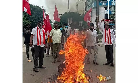 கர்நாடக முதல் மந்திரி உருவபொம்மையை தீ வைத்து எரித்த காட்சி. 