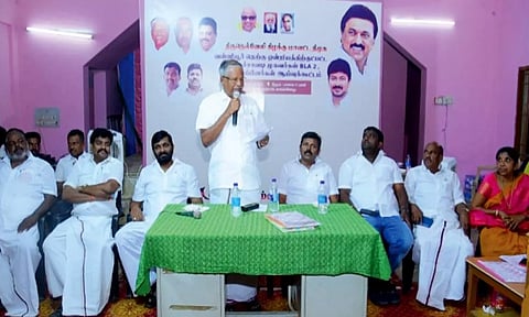 ஆய்வு கூட்டத்தில் நெல்லை கிழக்கு மாவட்ட தி.மு.க. செயலாளர் ஆவுடையப்பன் பேசியபோது எடுத்தபடம். அருகில் மாவட்ட அவைத்தலைவர் கிரகாம்பெல் மற்றும் பலர் உள்ளனர்.