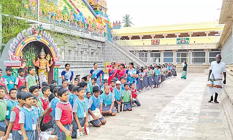 சிலைகள், செப்பேடுகளை மாணவர்கள் பார்வையிட்டளர்.