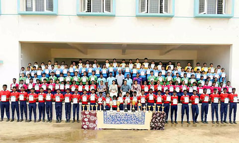 பல்வேறு போட்டிகளில் வெற்றி பெற்ற ஜெய் சாரதா பள்ளி மாணவ-மாணவிகளை படத்தில் காணலாம்.