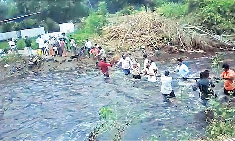 மேற்கு தொடர்ச்சி மலையில் பெய்த பலத்த மழையால் காட்டாற்று வெள்ளத்தில் சிக்கிய ஒரே குடும்பத்தினர்- 70 பேர் மீட்பு