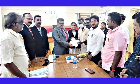 பயனாளிகளுக்கு தீர்ப்பின் நகலை முதன்மை மாவட்ட நீதிபதி குருமூர்த்தி வழங்கினார்.