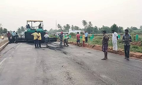 அரூர் அருகே பழைய ரோட்டின் மீது புதிய ரோடு அமைக்கும் பணி நடப்பதை படத்தில் காணலாம். 