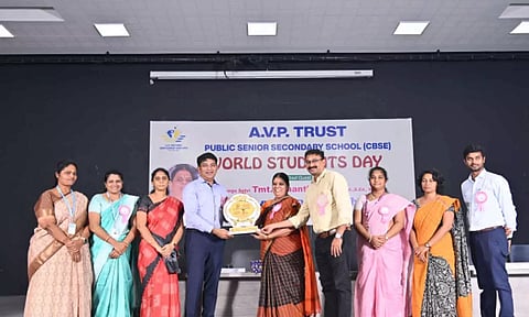 நிகழ்ச்சியில் ஏ.வி.பி. கல்விக்குழுமங்களின் தலைவர் கார்த்திகேயன் அருள்ஜோதியின் சமூகப்பணியினை பாராட்டி விருது வழங்கப்பட்ட காட்சி. 