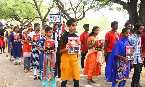 பேரணியில் பங்கேற்ற மாணவ, மாணவிகள். 