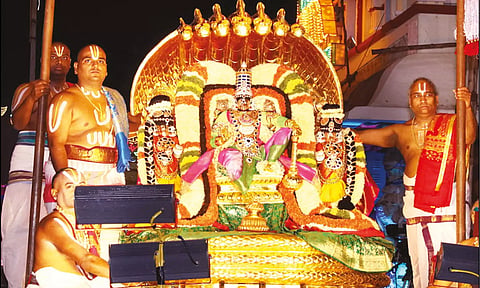 திருப்பதியில் பெரிய சேஷ வாகனத்தில் மலையப்பசாமி வீதிஉலா