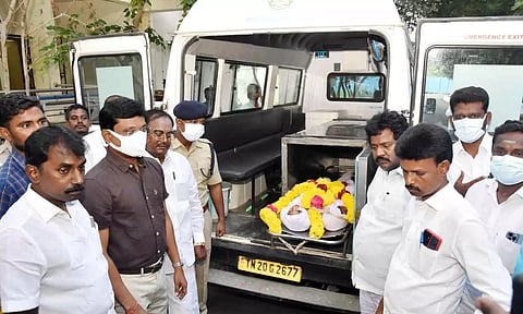 பலியானவர்கள் உடலுக்கு துணை சபாநாயகர் கு.பிச்சாண்டி, கலெக்டர் முருகேஷ் ஆகியோர் அஞ்சலி செய்து அனுப்பி வைத்தனர்.