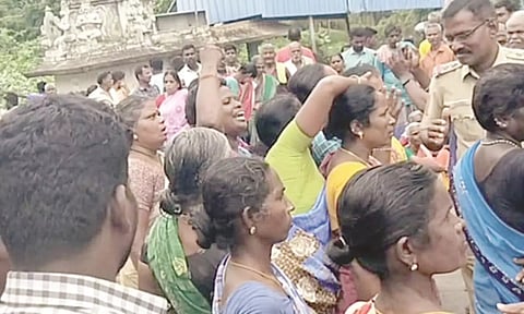 போராட்டக்காரர்களிடம் பேச்சுவார்த்தையில் ஈடுபட்ட போலீசார்.