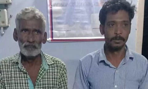 நாட்டு துப்பாக்கியை பதுக்கி வைத்த 2 பேரை படத்தில் காணலாம்.