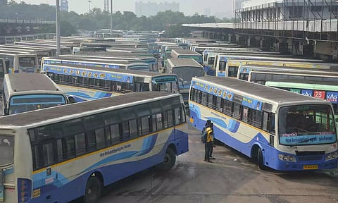 சென்னையில் இருந்து வெளியூர் செல்ல பஸ், ரெயில்களில் இடங்கள் நிரம்பின