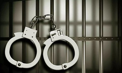 பட்டப்பகலில் பிரபல ரவுடி கொலை: பழிக்குப்பழியாக தீர்த்துக்கட்டிய நெல்லையை சேர்ந்த 4 பேர் கைது
