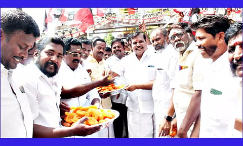 பொதுமக்களுக்கு முன்னாள் எம்.பி. கோபாலகிருஷ்ணன் இனிப்பு வழங்கினார்.