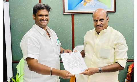 பொதுப்பணித்துறை அமைச்சர் லட்சுமி நாராயணனிடம் சம்பத் எம்.எல்.ஏ. கோரிக்கை மனு அளித்த காட்சி.
