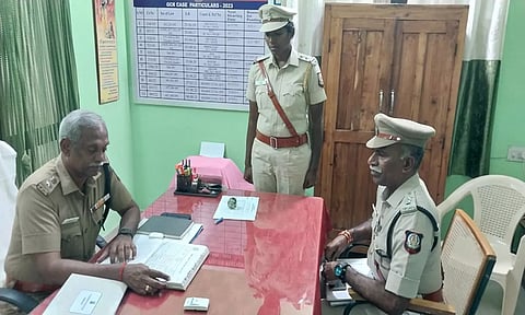 தியாகதுருகம் போலீஸ் நிலையத்தில் போலீஸ் சூப்பிரண்டு மோகன்ராஜ் ஆய்வு மேற்கொண்ட காட்சி.