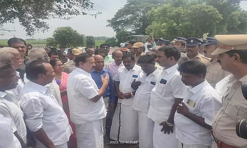 விவசாய நிலங்களில் தேங்கிய தண்ணீரை அமைச்சர் பொன்முடி பார்வையிட்டு அதிகாரிகளுடன் ஆலோசனை நடத்தினார். 