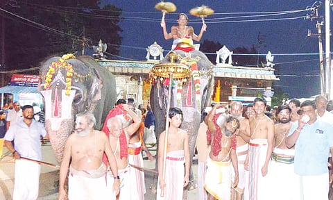 துலா மாதம் பிறப்பை முன்னிட்டு ஸ்ரீரங்கம் ரெங்கநாதருக்கு திருமஞ்சனம்