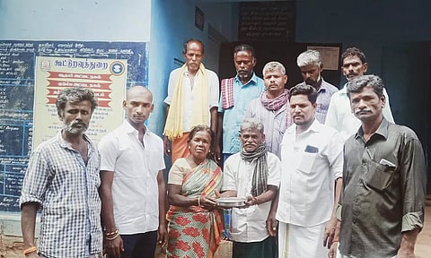 ரேஷன் கடை விற்பனையாளரிடம் வாக்குவாதத்தில் ஈடுபட்ட பொதுமக்கள்.