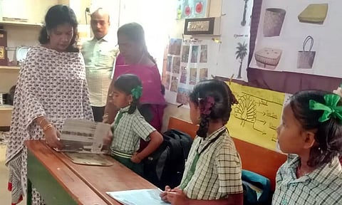 எம்.சுப்புலாபுரம் ஊராட்சி ஒன்றிய தொடக்கப்பள்ளியில் மாணவ-மாணவிகளிடம் கலெக்டர் ஷஜீவனா கலந்துரையாடினார்.