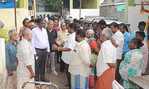 அதிகாரிகளிடம் குறைகளை தெரிவித்த வியாபாரிகள்.