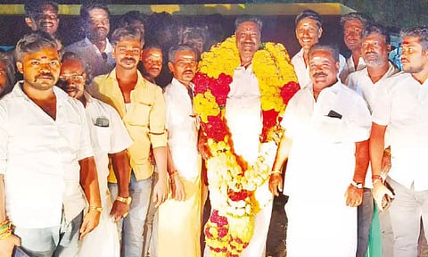அகில இந்திய பார்வர்ட் பிளாக் கட்சியின் பொதுச்செயலாளர் கர்ணனுக்கு மாவட்ட நிர்வாகிகள் வரவேற்பு அளித்த போது எடுத்தபடம்.