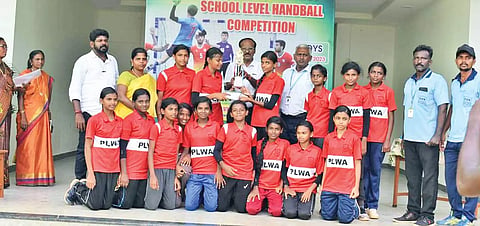 சமூகரெங்கபுரம் ஹைடெக் பாலிடெக்னிக் கல்லூரியில் கைப்பந்து போட்டி