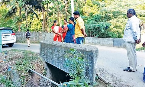 சீர்காழி சாட்டை வாய்க்காலில் நகர்மன்ற தலைவர், நகராட்சி ஆணையர் ஆகியோர் பார்வையிட்டு ஆய்வு செய்தனர்.