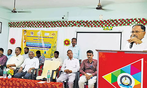 பயிற்சி வகுப்பில் மாவட்ட கலெக்டர் மகாபாரதி பேசினார்.