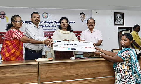 சிறு, குறு மற்றும் நடுத்தர தொழில் தொடங்க பயனாளிகளுக்கு கடன் உதவியை கலெக்டர் ஷஜீவனா வழங்கினார்.
