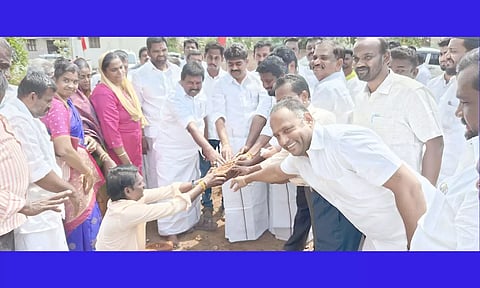 ராமநாதபுரம் நகராட்சி கான்சாகிப் தெருவில் மேல்நிலை நீர்தேக்க தொட்டி கட்டுமான பணிக் கான பூமி பூஜையை காதர்பாட்சா முத்துராமலிங்கம் எம்.எல்.ஏ. தொடங்கி வைத்த காட்சி.