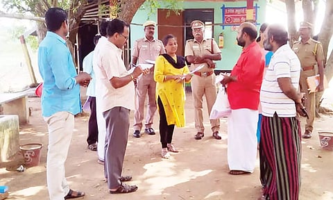 பட்டாசு ஆலைகளில் ஆய்வு செய்த அதிகாரிகள்.