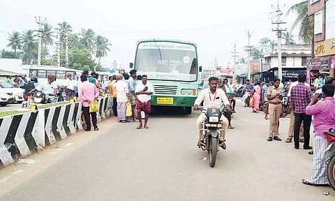 விபத்து நடந்த சாலை பதட்டத்துடன் காணப்பட்டது.