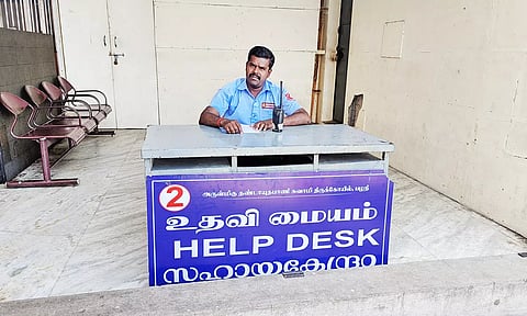 பழனி கோவிலில் அமைக்கப்பட்டுள்ள உதவி மையம்.