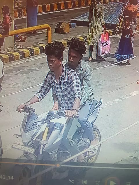 ரோட்டில் நடந்து சென்ற இளம் பெண்ணிடம் ரூ.35 ஆயிரம் வழிப்பறி