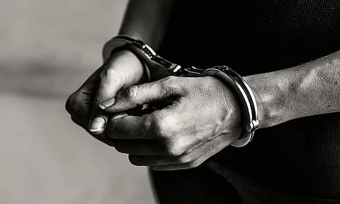 மது விற்றவர் கைது-25 மது பாட்டில்கள் பறிமுதல்