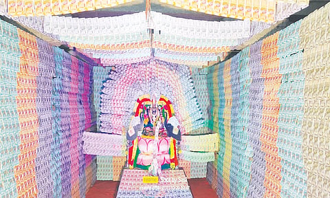 அம்மனுக்கு 200 பவுன் நகை, 45 லட்சம் ரூபாய் நோட்டுகளால் சிறப்பு அலங்காரம்