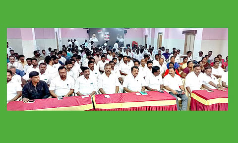 கையெழுத்து இயக்க நிகழ்ச்சியில் பங்கேற்ற தி.மு.க. நிர்வாகிகள்