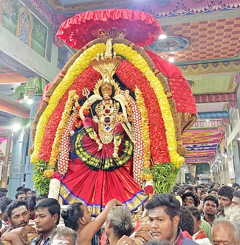 நேற்று இரவு அம்மன் மகிஷா சுரமர்த்தினி கோலத்தில் எழுந்தருளிய காட்சி.