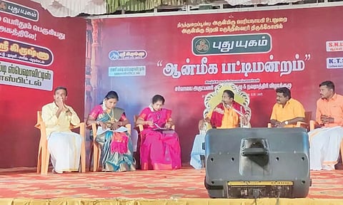 கோவிலில் பட்டிமன்றம் நடைபெற்றது.