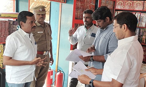 பட்டாசு கடைகளில் தீ-தொழில் பாதுகாப்பு குழு திடீர் ஆய்வு